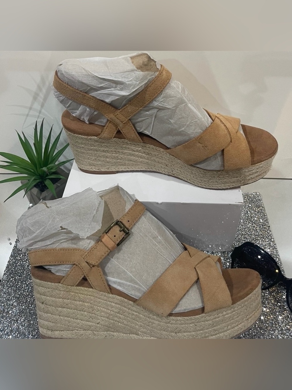 Toms Womens 10 Sandals Tan Suede Espadrille Willow Wedge Platform Honey